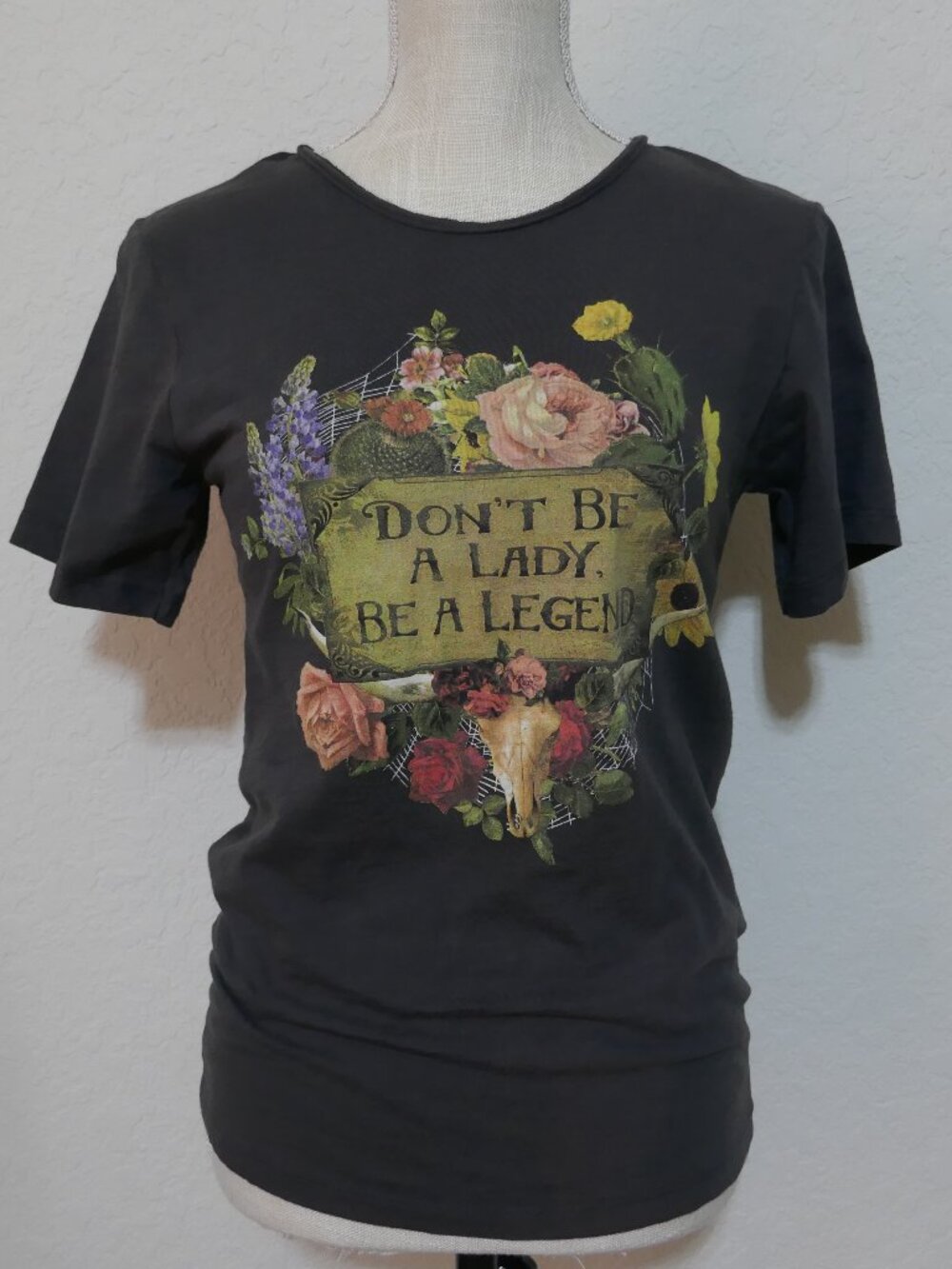Junk Gypsy Road Trip Don't Be A Lady Be A Legend T Shirt Womens Small Gray